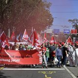Plusieurs milliers de personnes ont répondu à l'appel des syndicats et ont défilé samedi après-midi à Berne pour réclamer une hausse des salaires et des retraites.